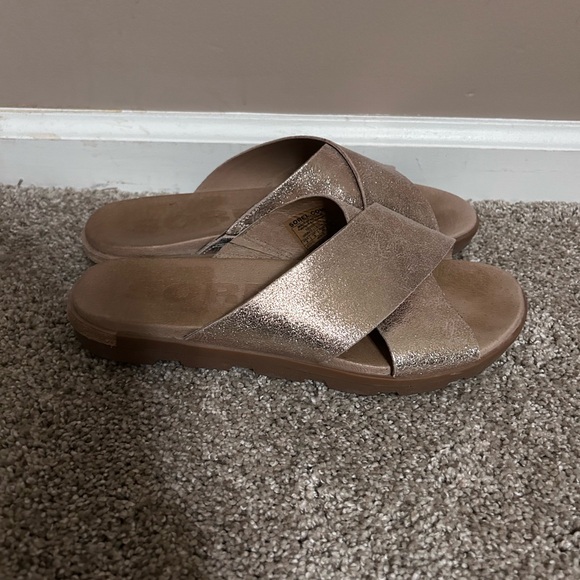 Sorel Gemma Metallic Rose Gold Sandals - Picture 2 of 4